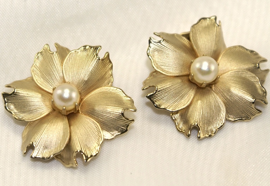 Vintage Pearl Earrings - J.71